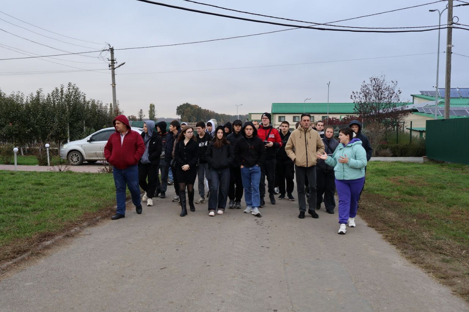 Studenty hrupy ai 13 na choli z kuratorom valeriiem vyparina zdiisnyly ekskursiiu na pidpryiemstvo willa milk 01